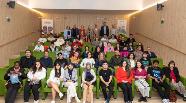 El alumnado de FPE  presenta su proyecto de ecoresiduos navideños en Cadreita